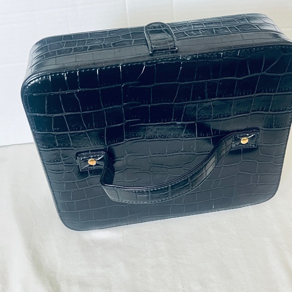 Snakeskin Top Handle TRAVEL JEWELRY CASE with Mirror and 5 Dividers. Black - Picture 11 of 16